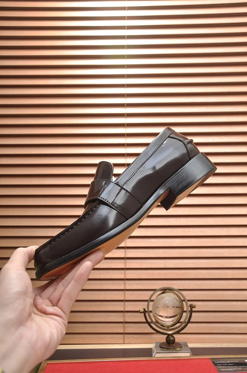Men's shoes💰580💶Italy's top luxury men's shoe giant (GUCCI) (Gucci) (full cowhide lining) new arrival🍃Original European style🔰 Pleasant to the eye😍In order to make the shoes more durable and non-deformable🌀The production continues to follow traditional methods but there is still no lack of innovation💪Choose original sheepskin for the leather♻️ Smooth and natural And extra bright ⭐Made of imported cowhide, the first choice of rich people 38-45 (45 customized)